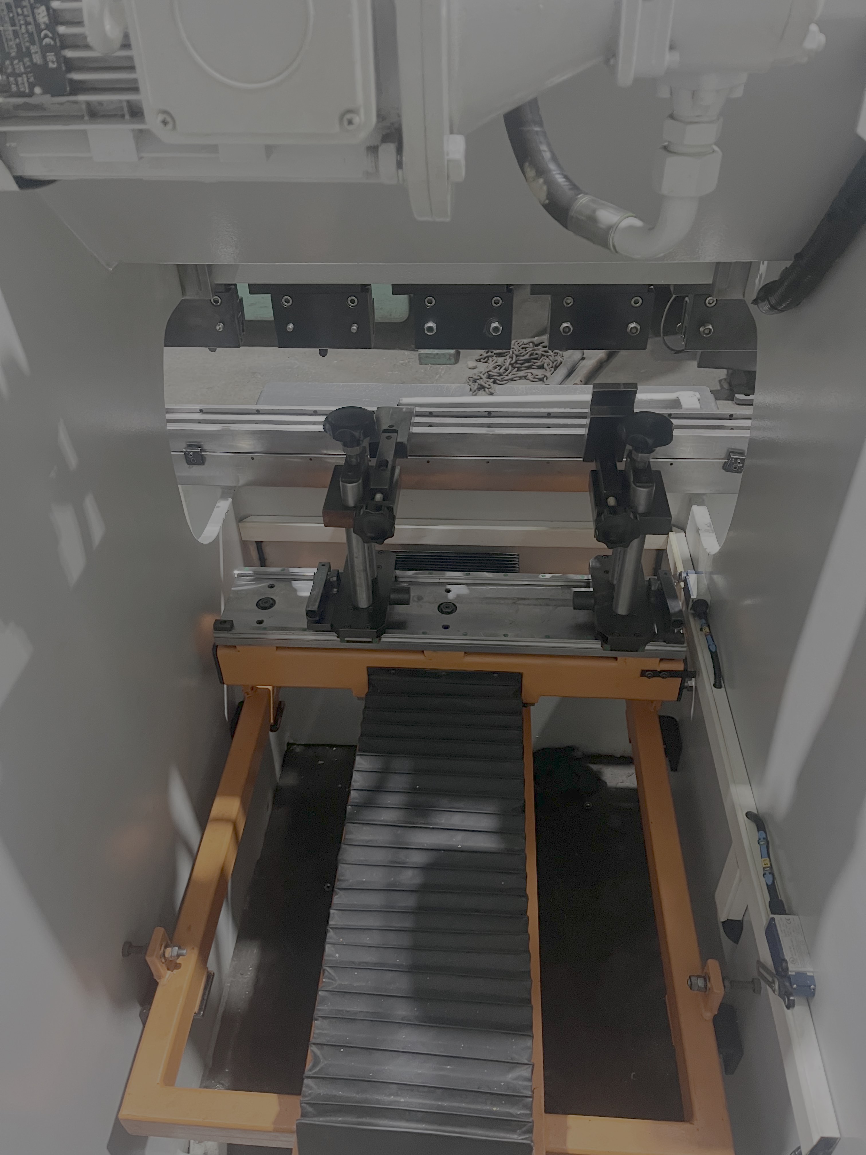 44 Ton X 1M 2013 Ermak  Micro Bend CNC CNC Hydraulic Press Brake  